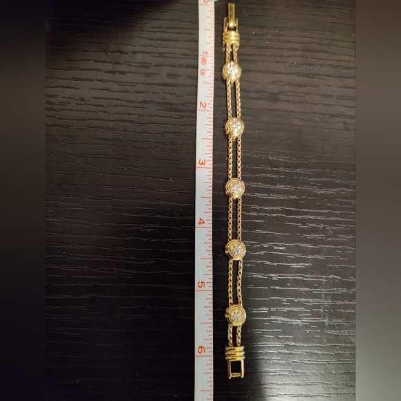 Dazzling Swarovski Swan Bracelet - Picture 13 of 13